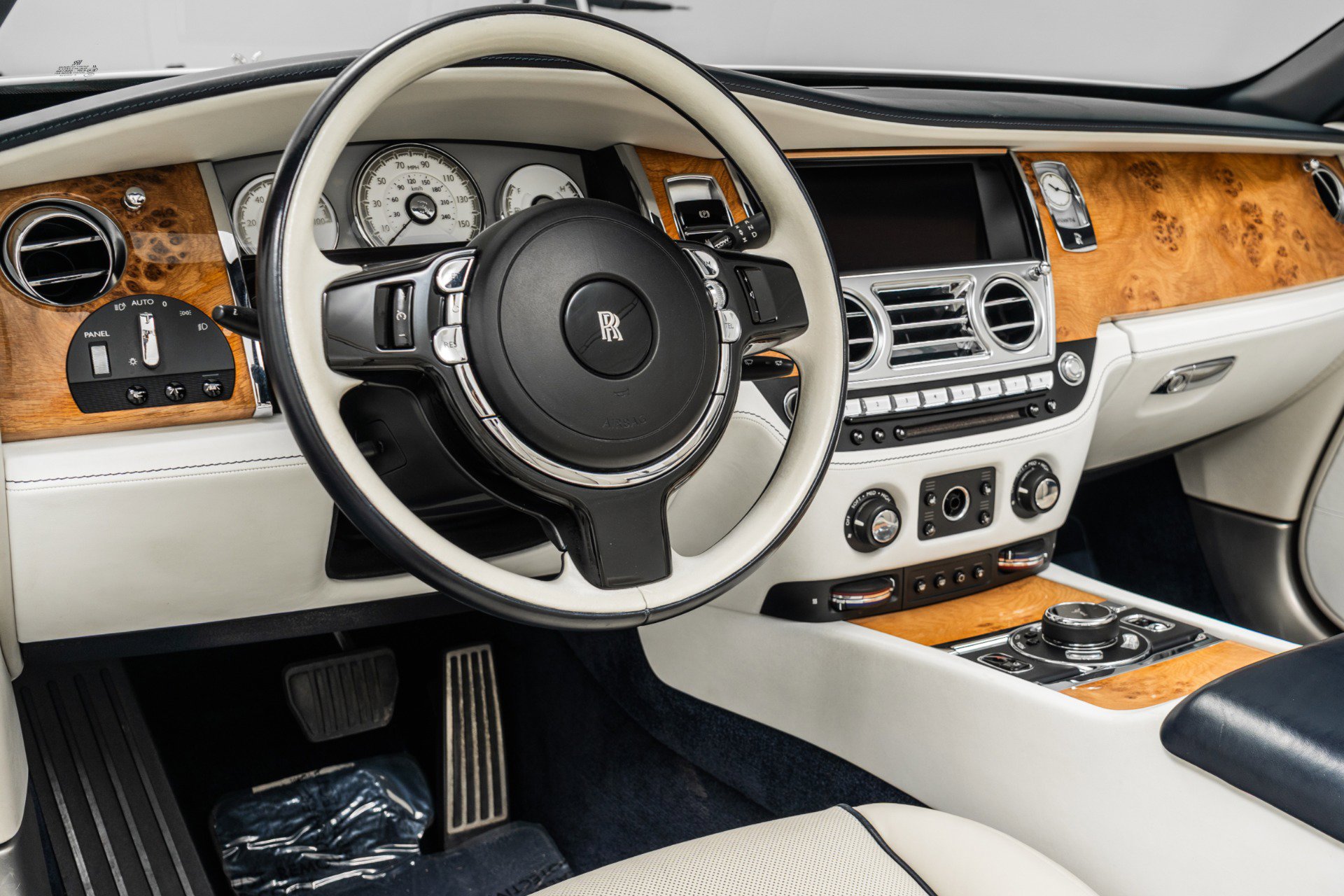 Used 2019 Rolls-Royce Dawn image 13