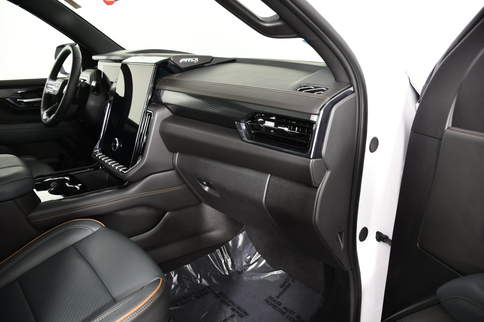 Used 2025 GMC Yukon AT4 AWD/4WD image 44