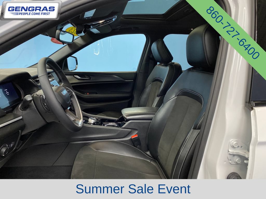 Used 2023 Jeep Grand Cherokee Altitude AWD/4WD image 10