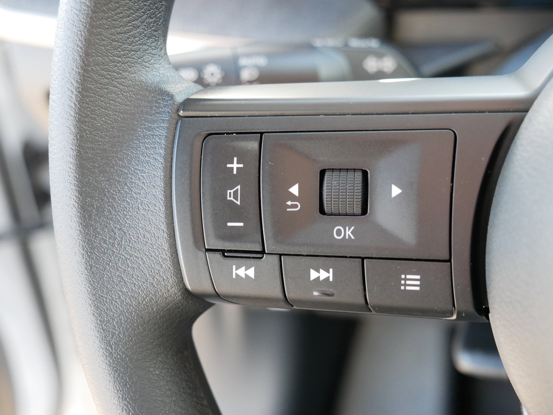 Certified 2025 Nissan Kicks SV image 28