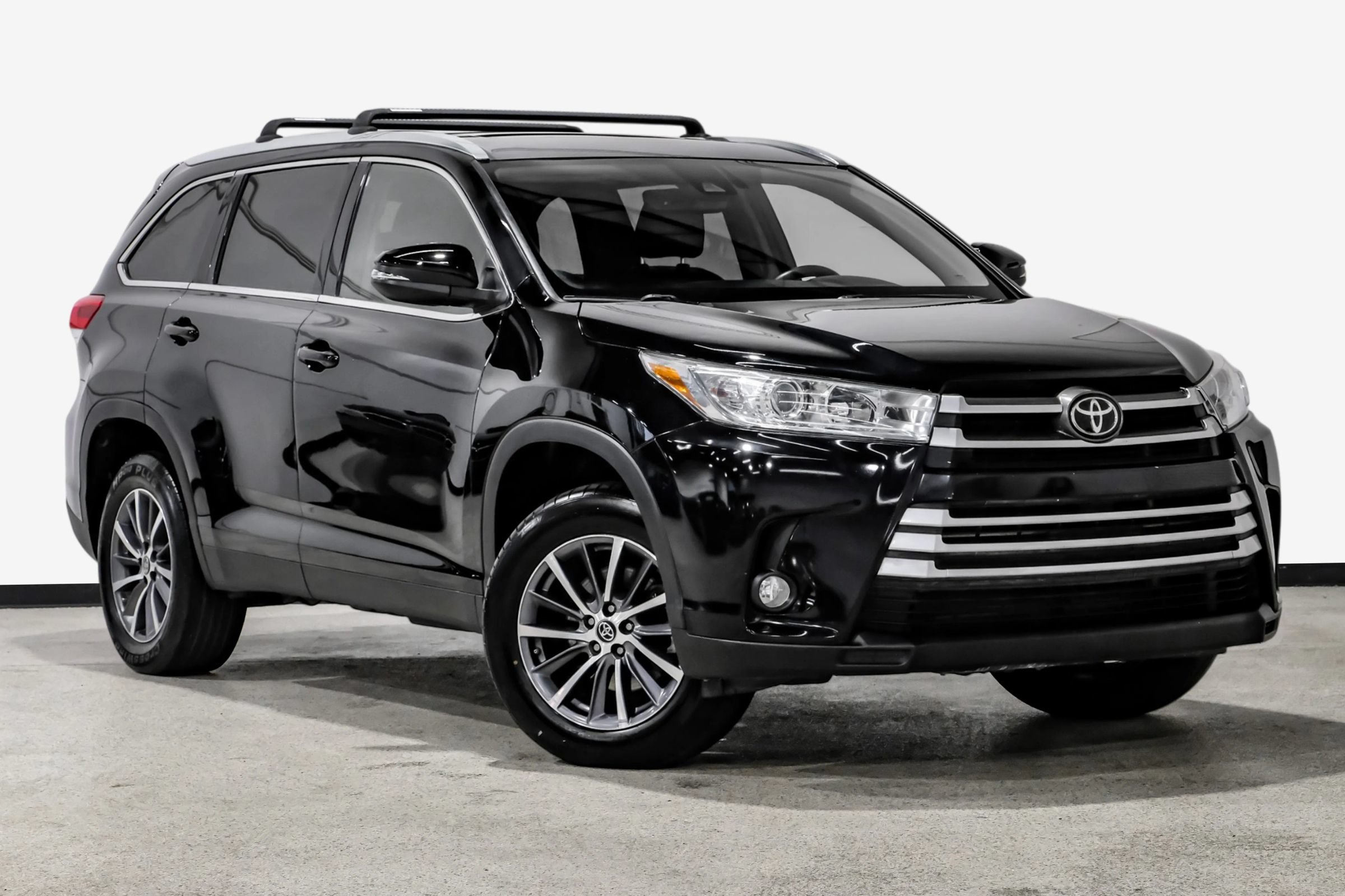 Used 2019 Toyota Highlander XLE FWD image 4