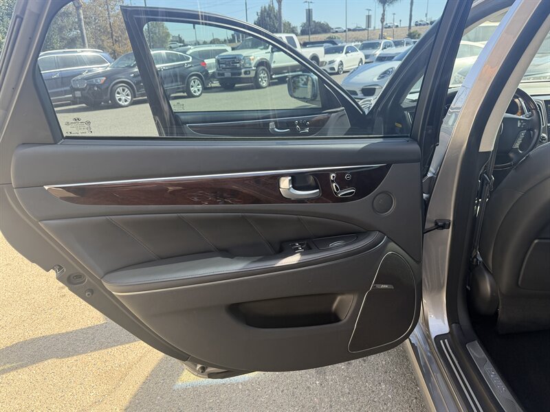 Used 2011 Hyundai Equus Signature RWD image 19