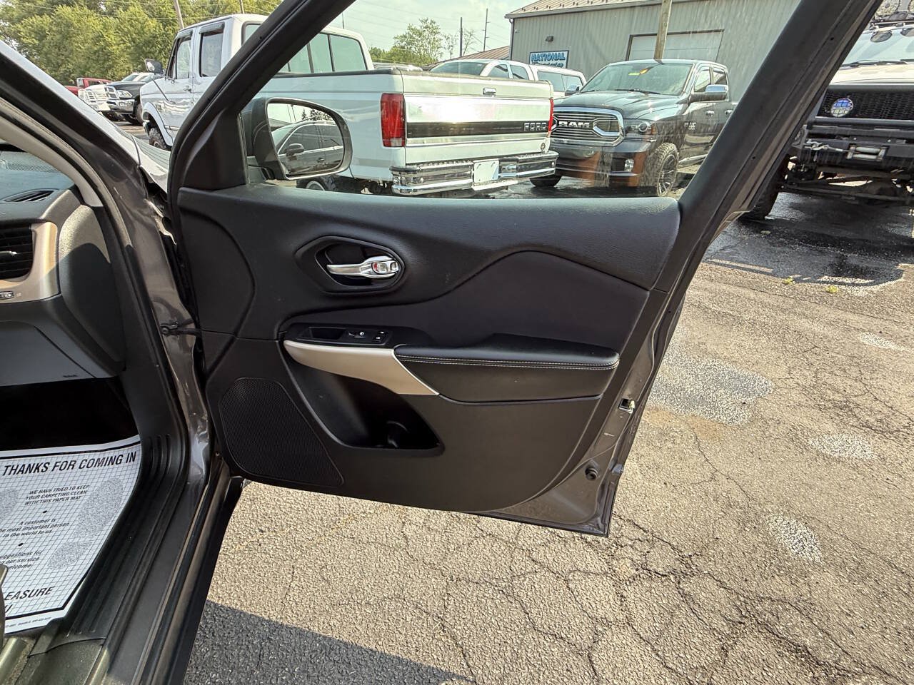 Used 2018 Jeep Cherokee Latitude w/ Altitude Package FWD image 25