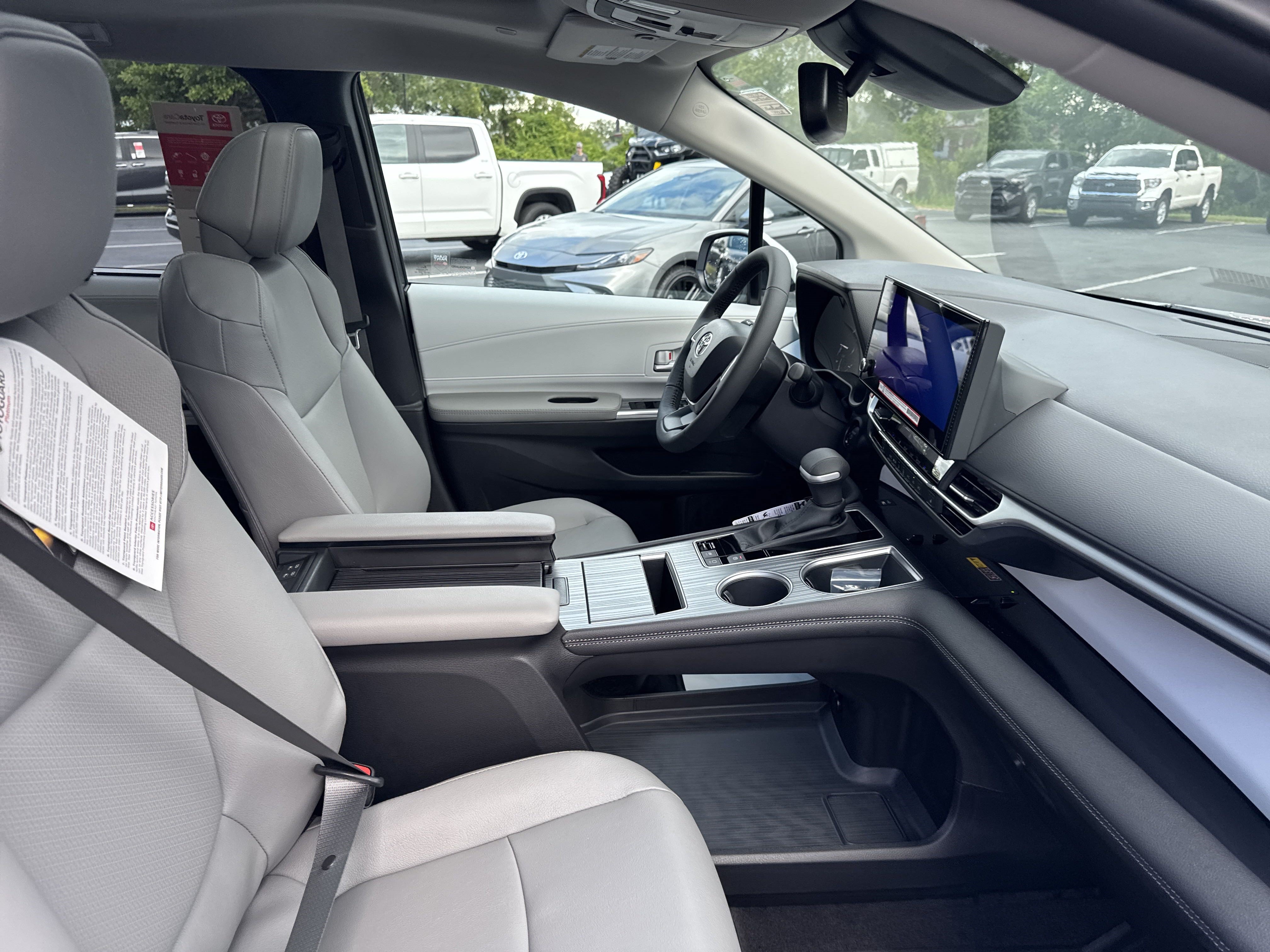 New 2025 Toyota Sienna XLE FWD image 32