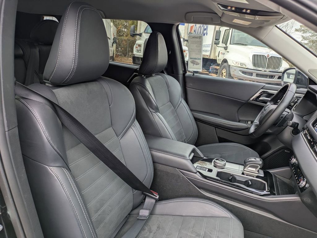 Used 2025 Mitsubishi Outlander SE image 28