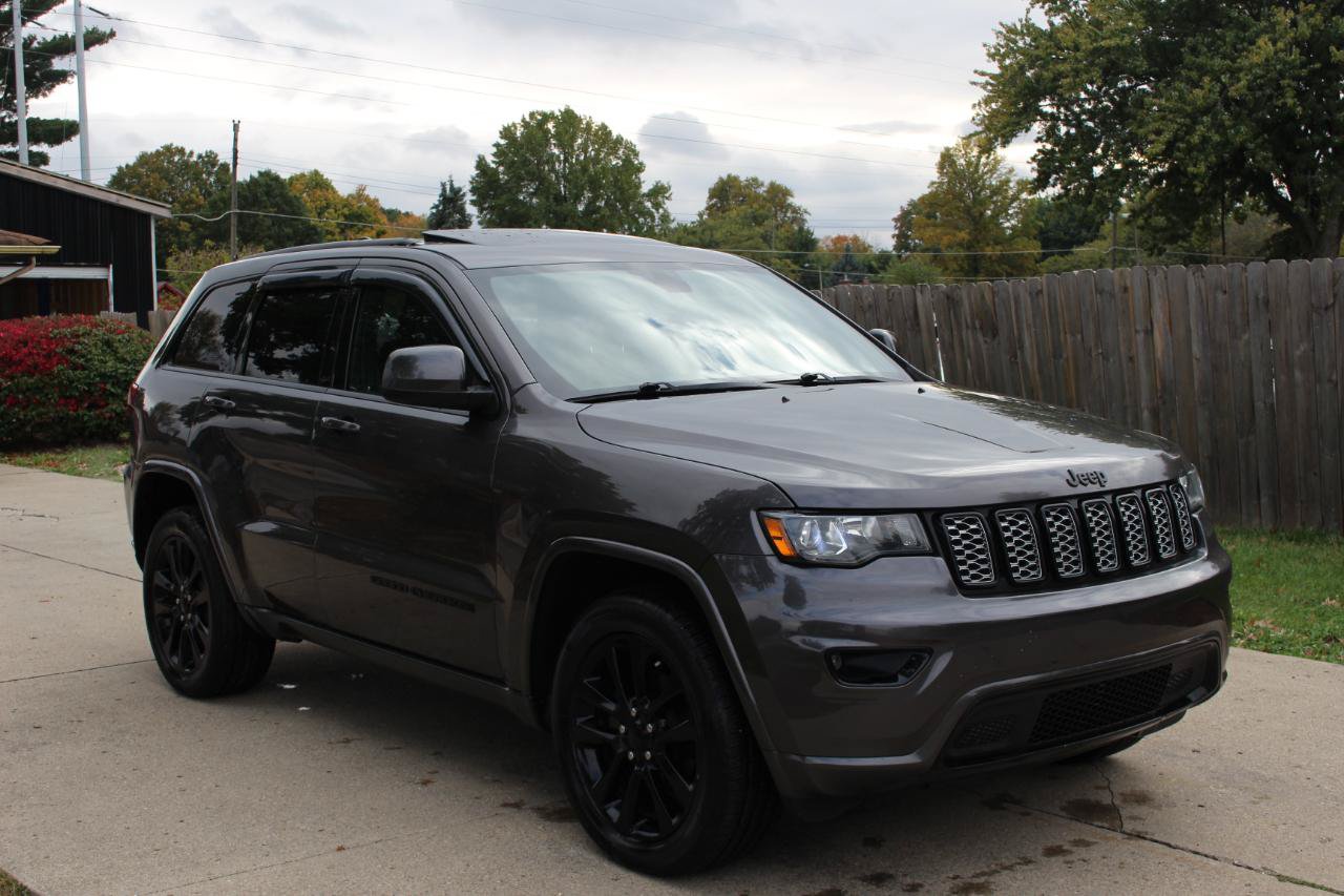 Used 2019 Jeep Grand Cherokee Altitude AWD/4WD image 2