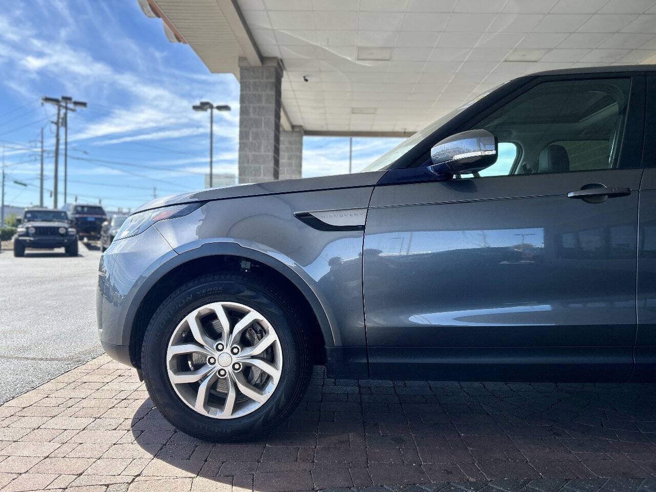 Used 2018 Land Rover Discovery SE AWD/4WD image 5