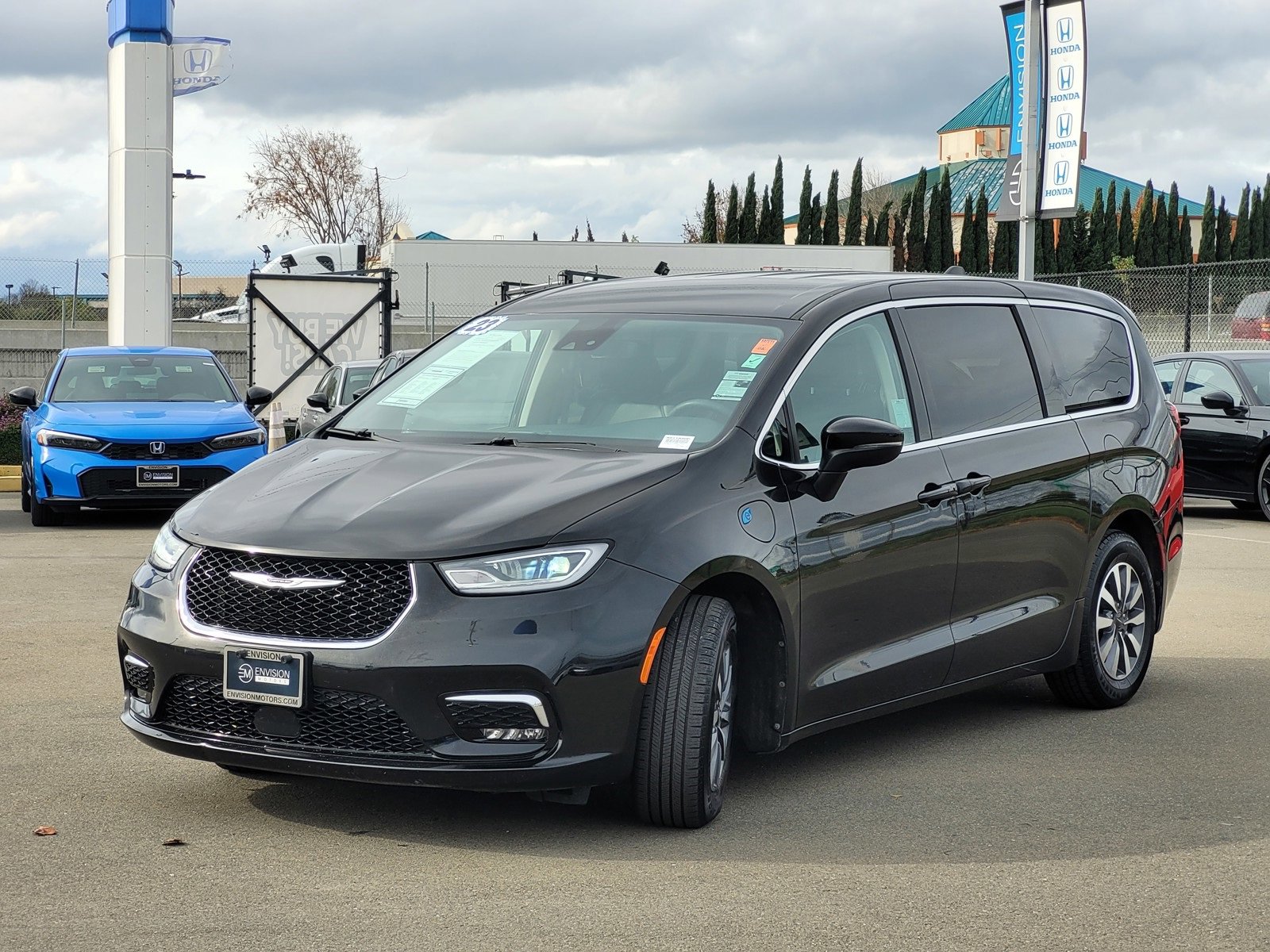 Used 2023 Chrysler Pacifica Touring-L image 9