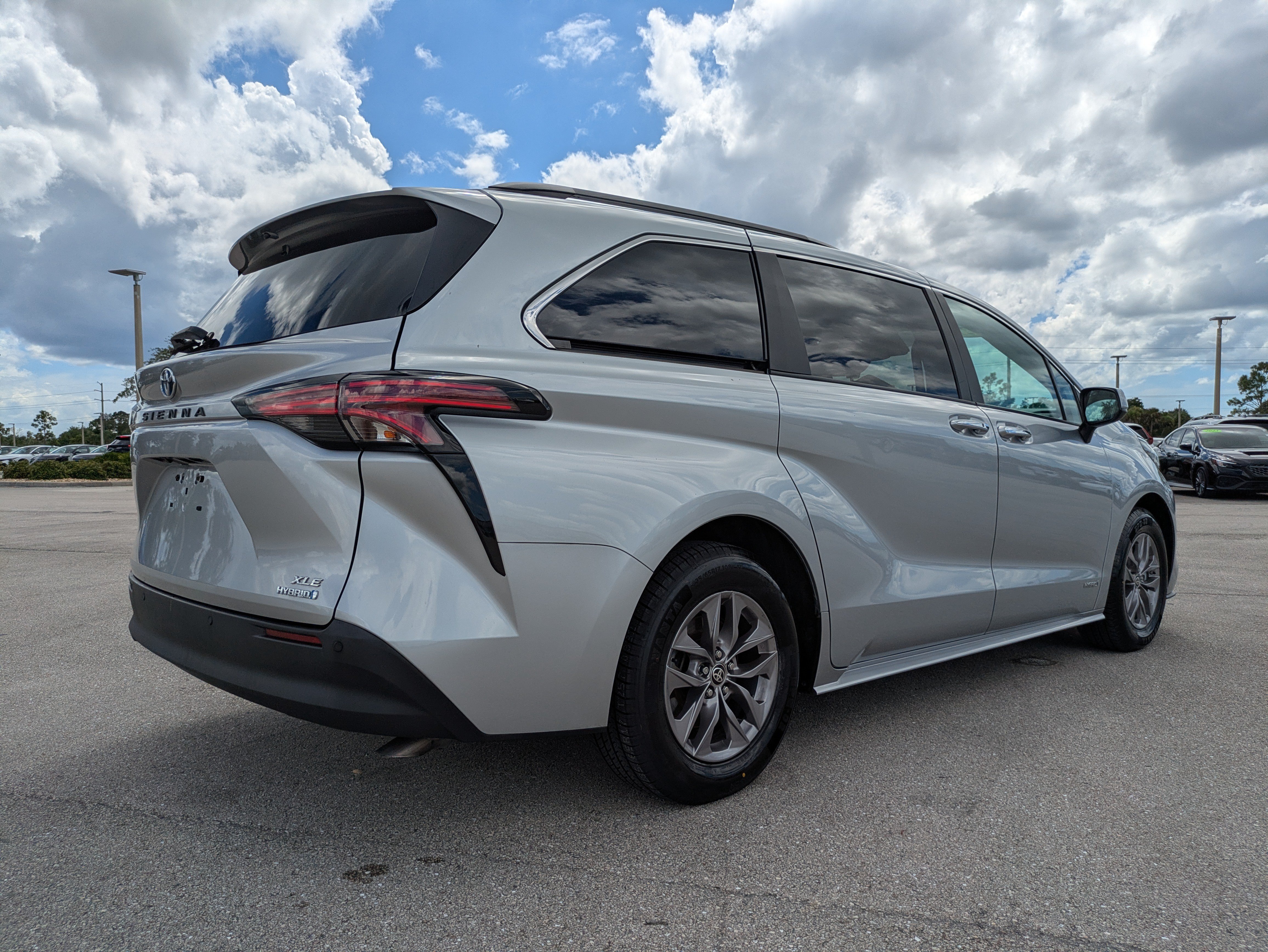Used 2021 Toyota Sienna XLE w/ XLE Plus Package FWD image 4