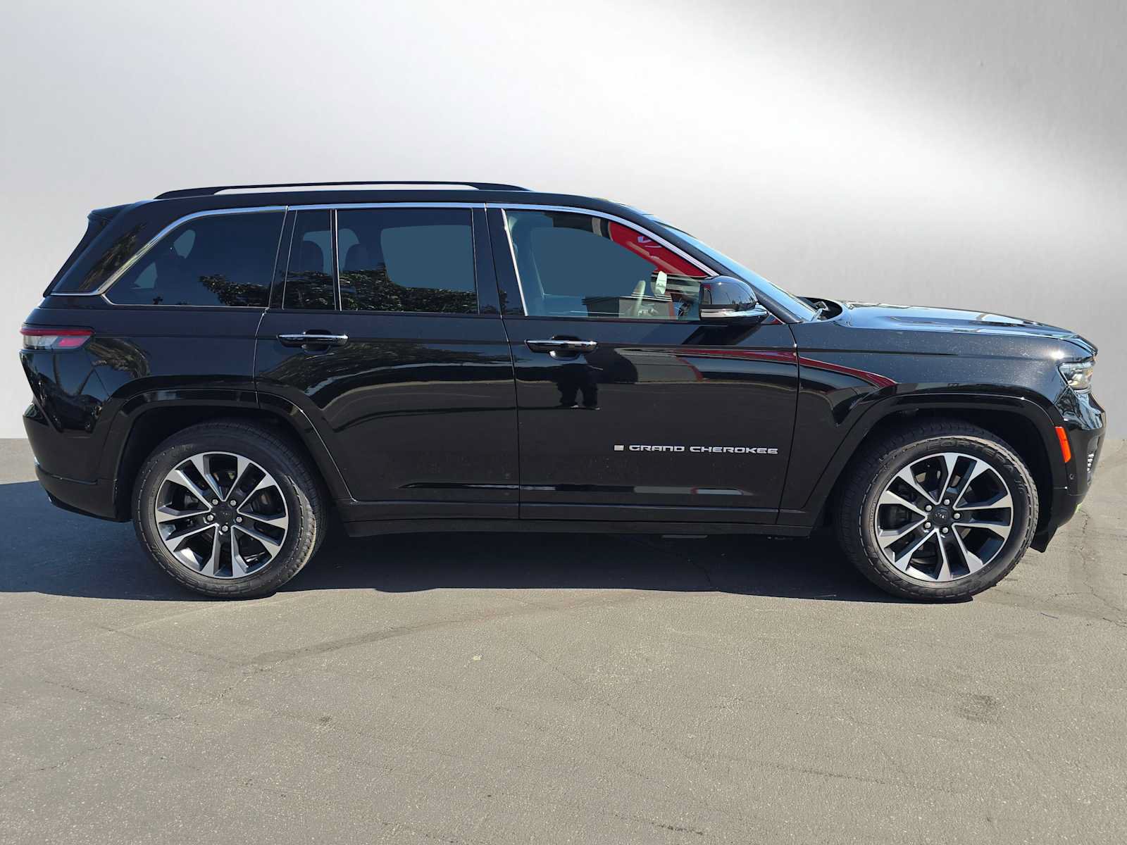 Used 2022 Jeep Grand Cherokee Overland w/ Luxury Tech Group IV AWD/4WD image 2