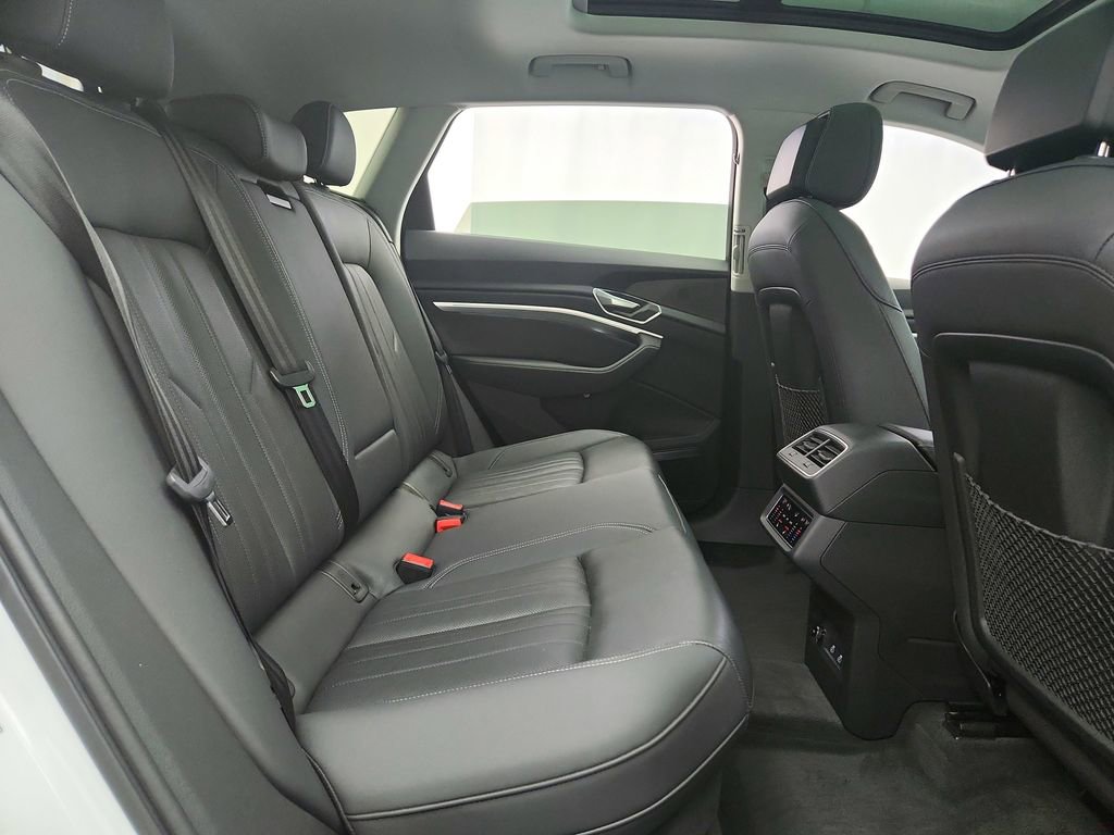 Used 2022 Audi e-tron Premium Plus image 34
