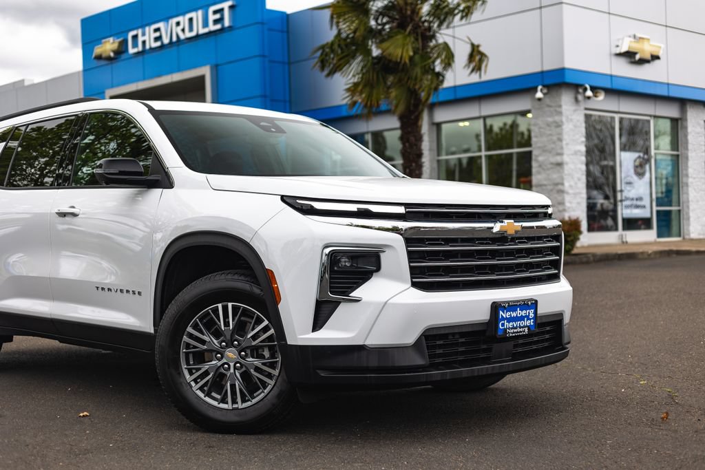 Used 2025 Chevrolet Traverse LT w/ Driver Confidence Package AWD/4WD image 3