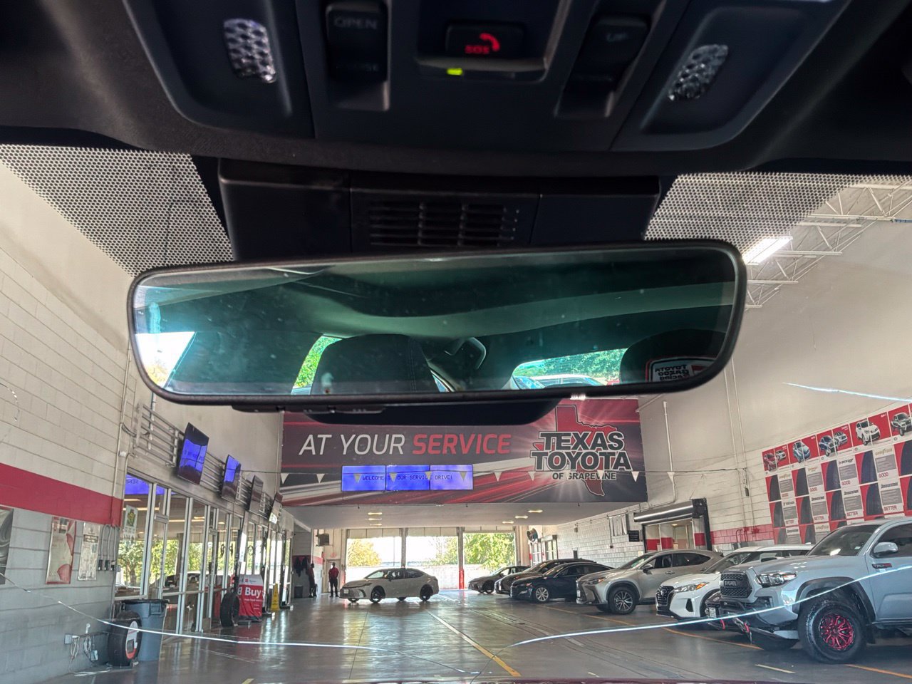 Used 2025 Toyota Camry SE w/ Convenience Package FWD image 19