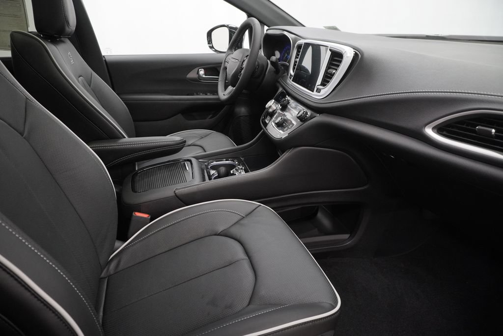 New 2027 Chrysler Pacifica Limited AWD/4WD image 34