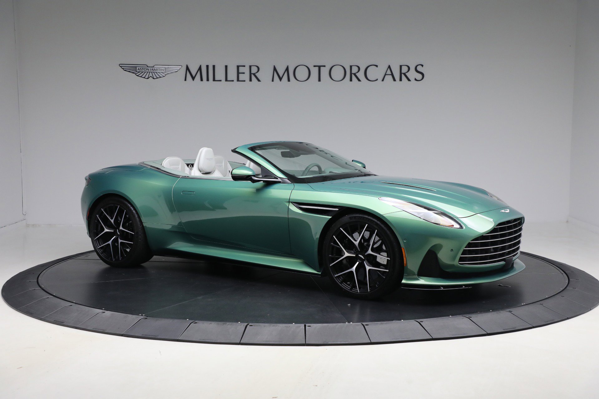Used 2025 Aston Martin DB12 Convertible RWD image 10
