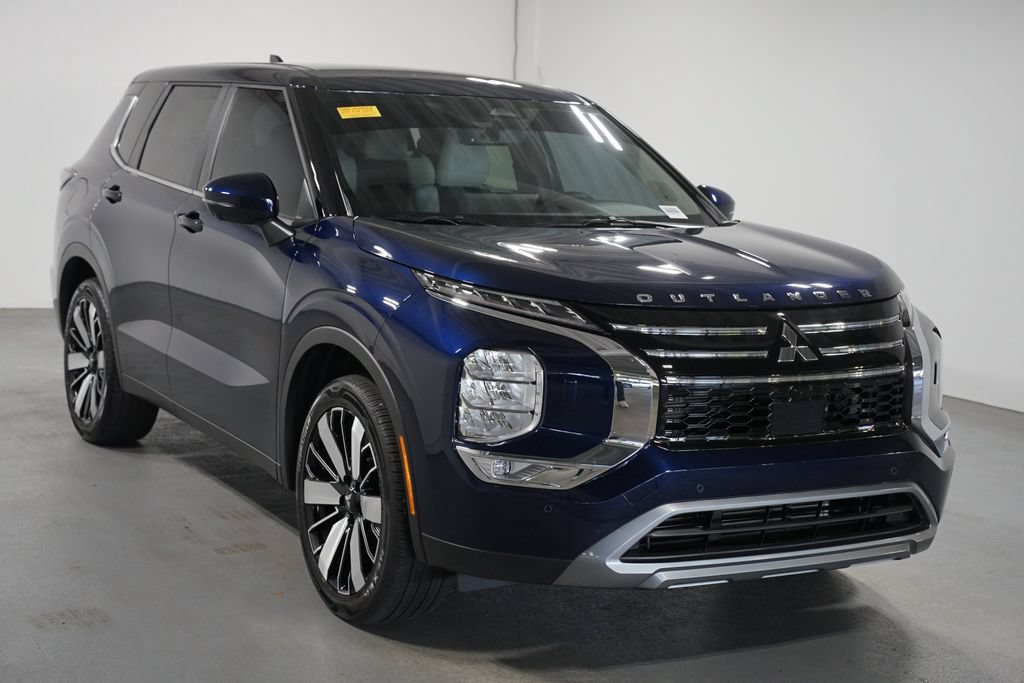 Used 2025 Mitsubishi Outlander SE AWD/4WD image 3