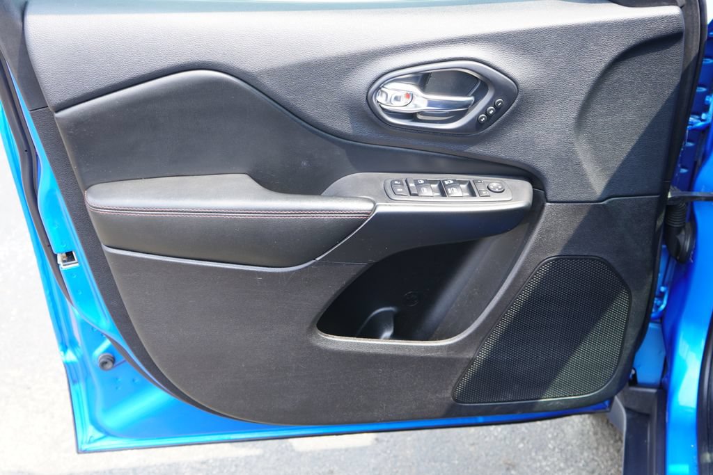 Used 2019 Jeep Cherokee Trailhawk AWD/4WD image 11