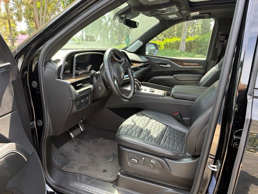 Certified 2024 Cadillac Escalade Sport Platinum w/ LPO, ONYX Package AWD/4WD image 7