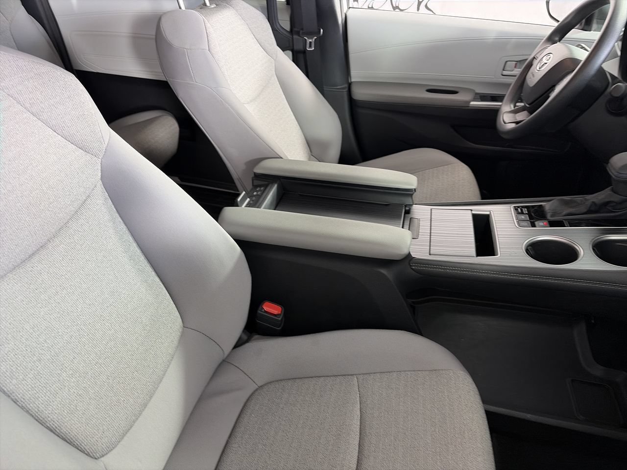 Used 2026 Toyota Sienna LE FWD image 24