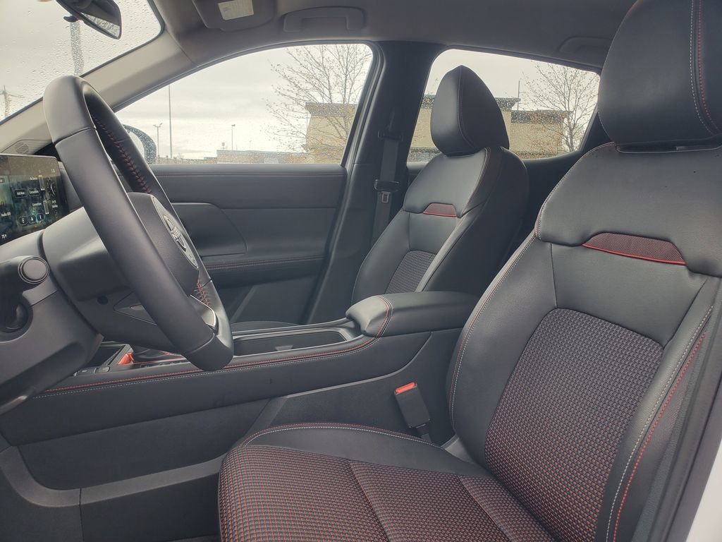 Used 2025 Nissan Kicks SR AWD/4WD image 9