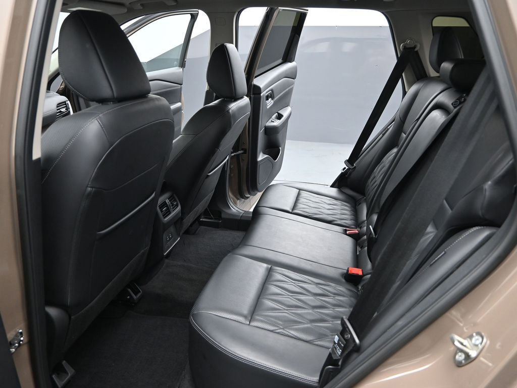 Used 2024 Nissan Rogue Platinum image 12