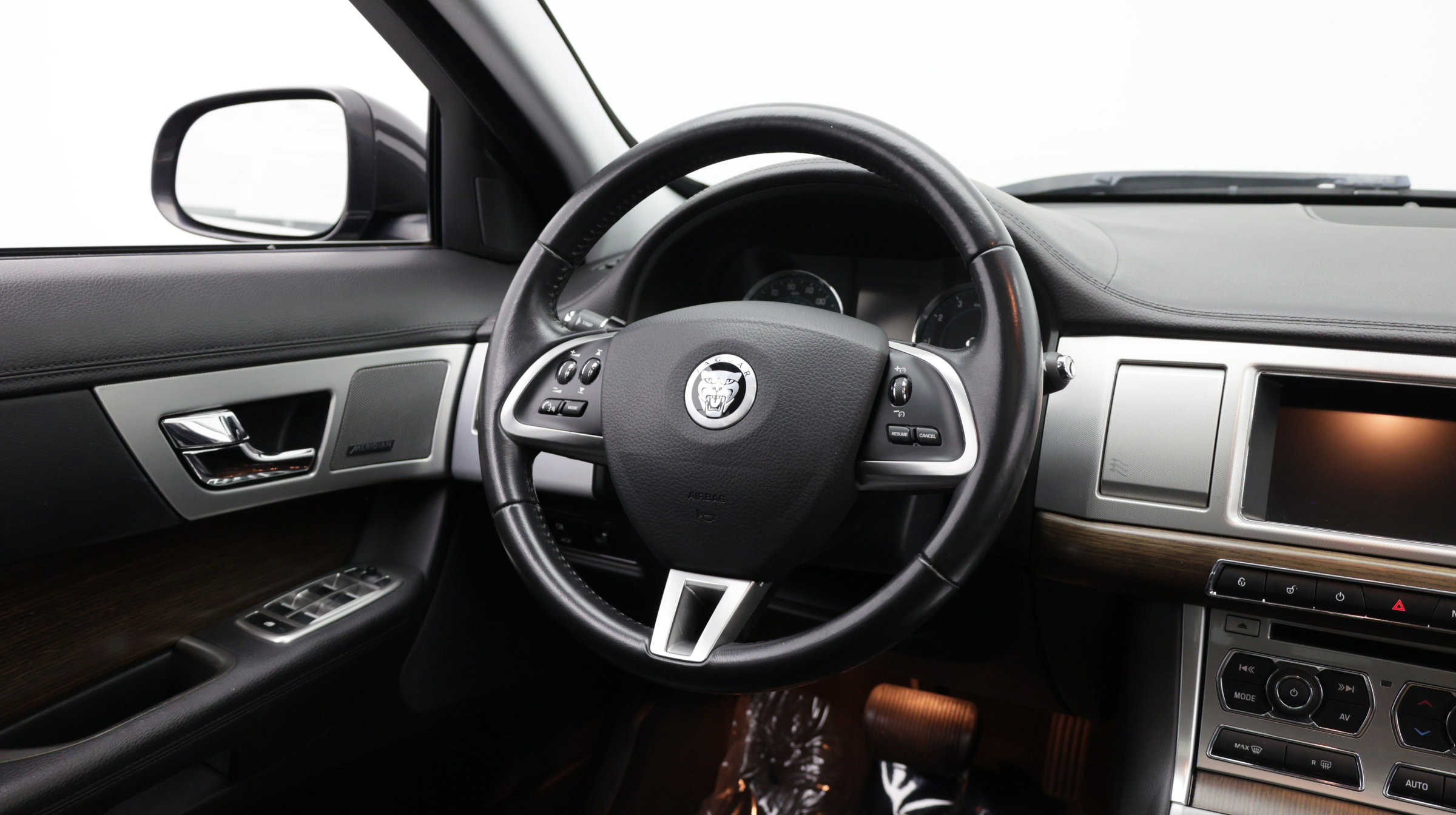 Used 2013 Jaguar XF RWD image 32