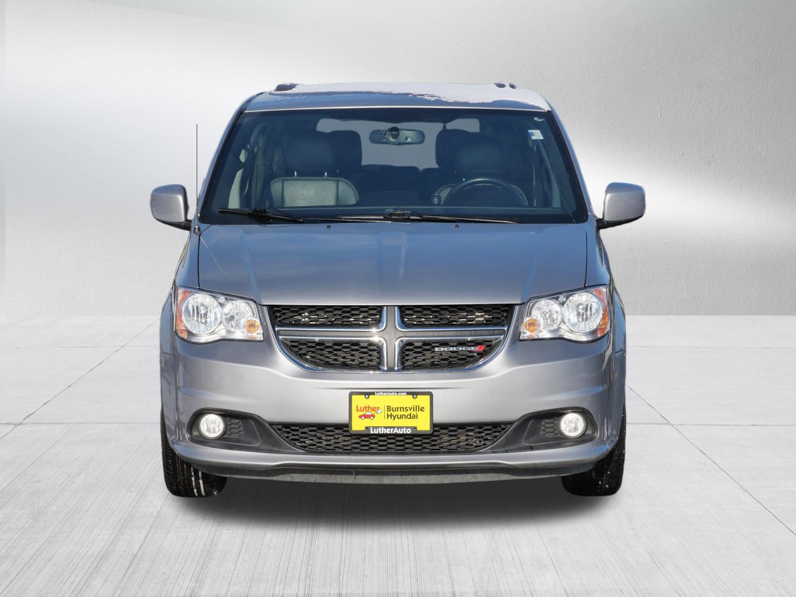 Used 2017 Dodge Grand Caravan SXT image 2