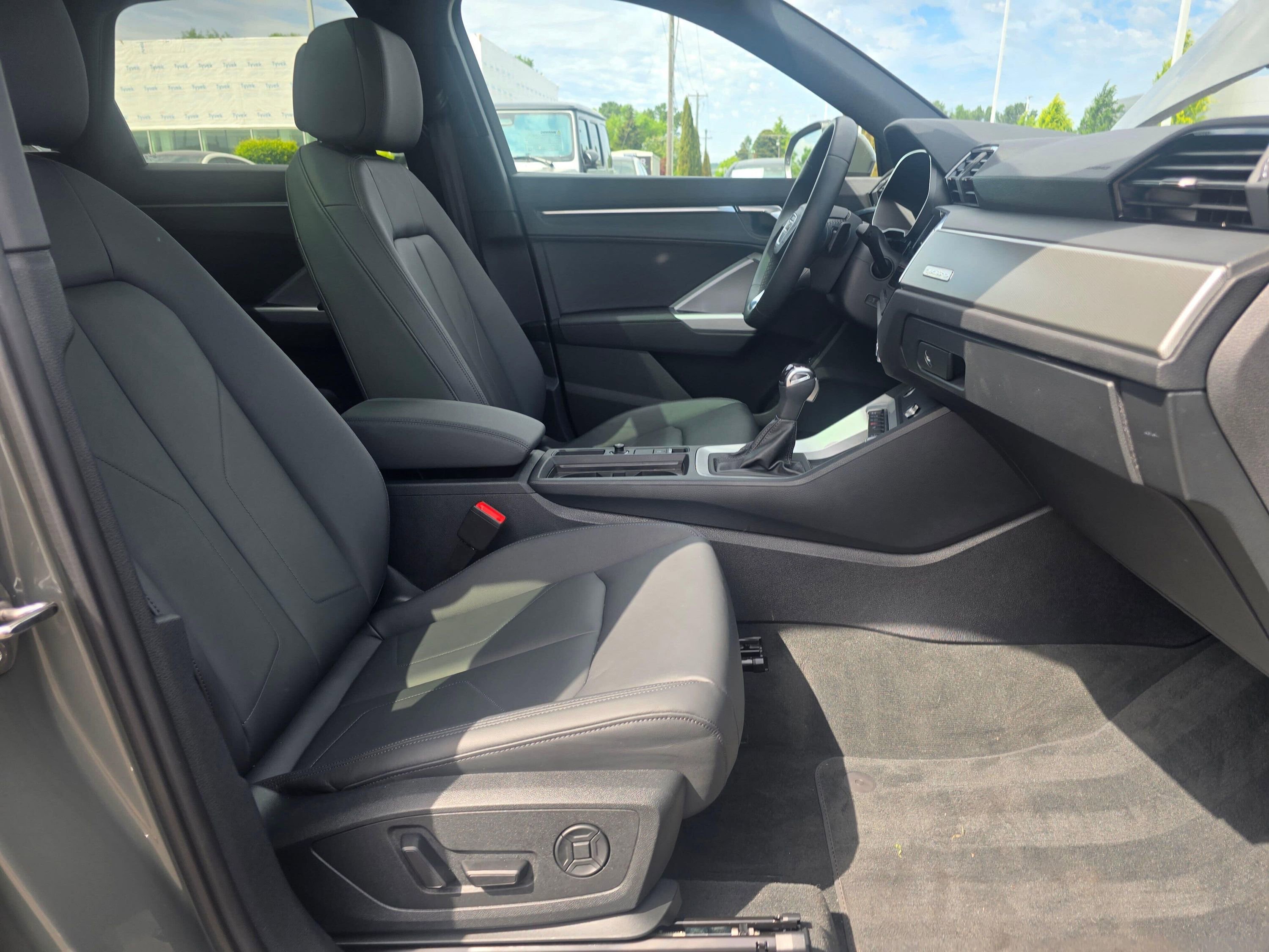 Certified 2025 Audi Q3 2.0T Premium w/ Convenience Package AWD/4WD image 25