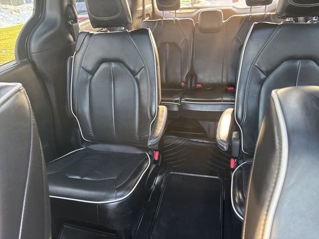 Used 2023 Chrysler Pacifica Limited w/ Uconnect Theater Family Group image 30