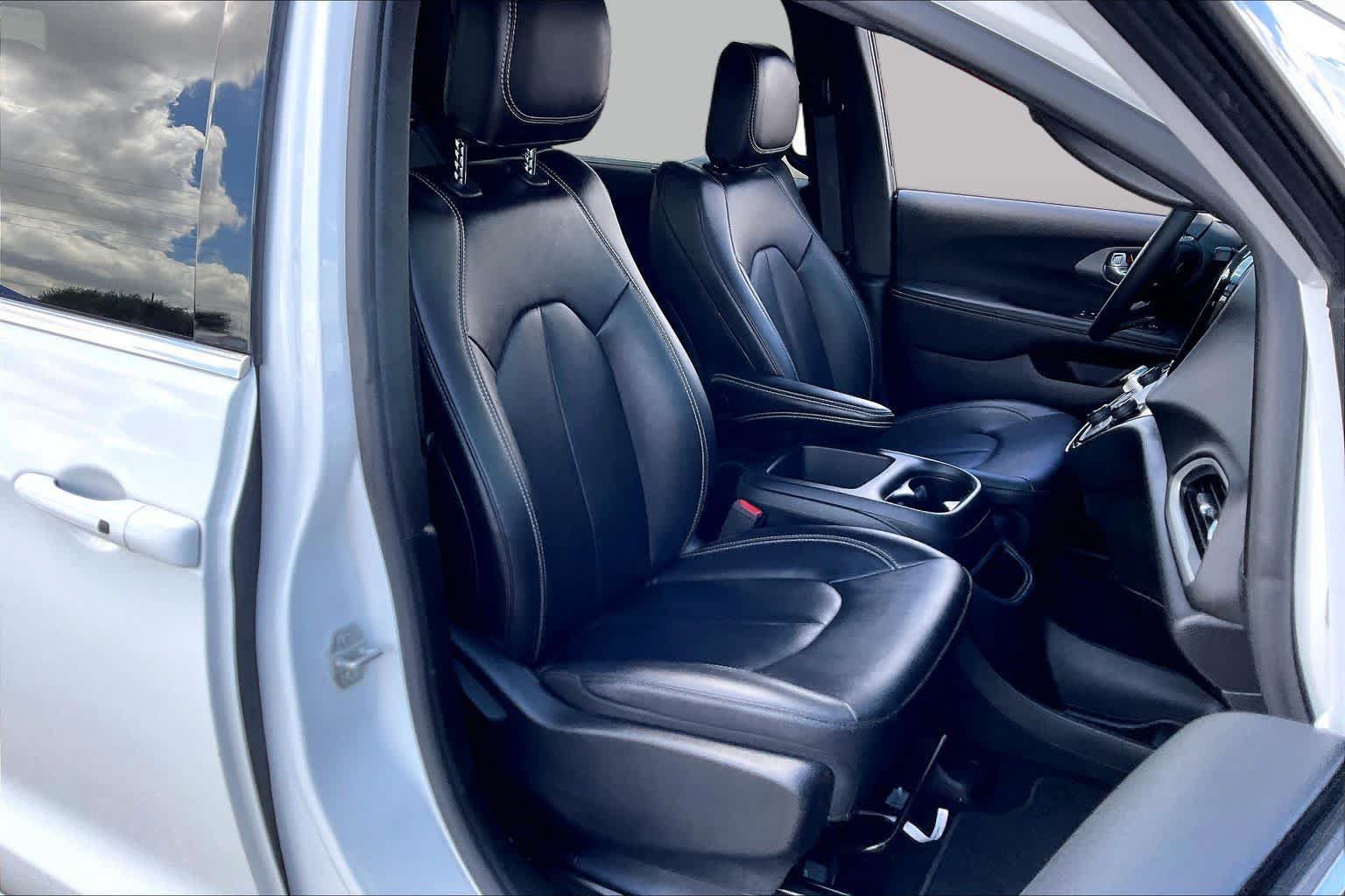Used 2025 Chrysler Pacifica Select FWD image 9