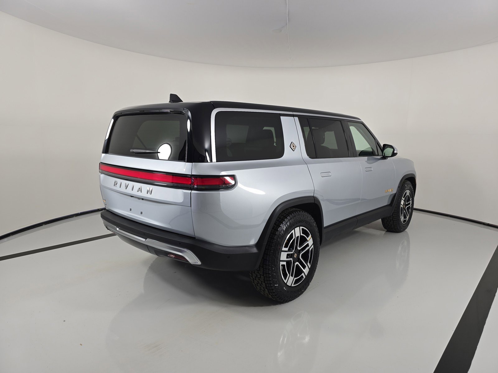 Used 2023 Rivian R1S Adventure image 5