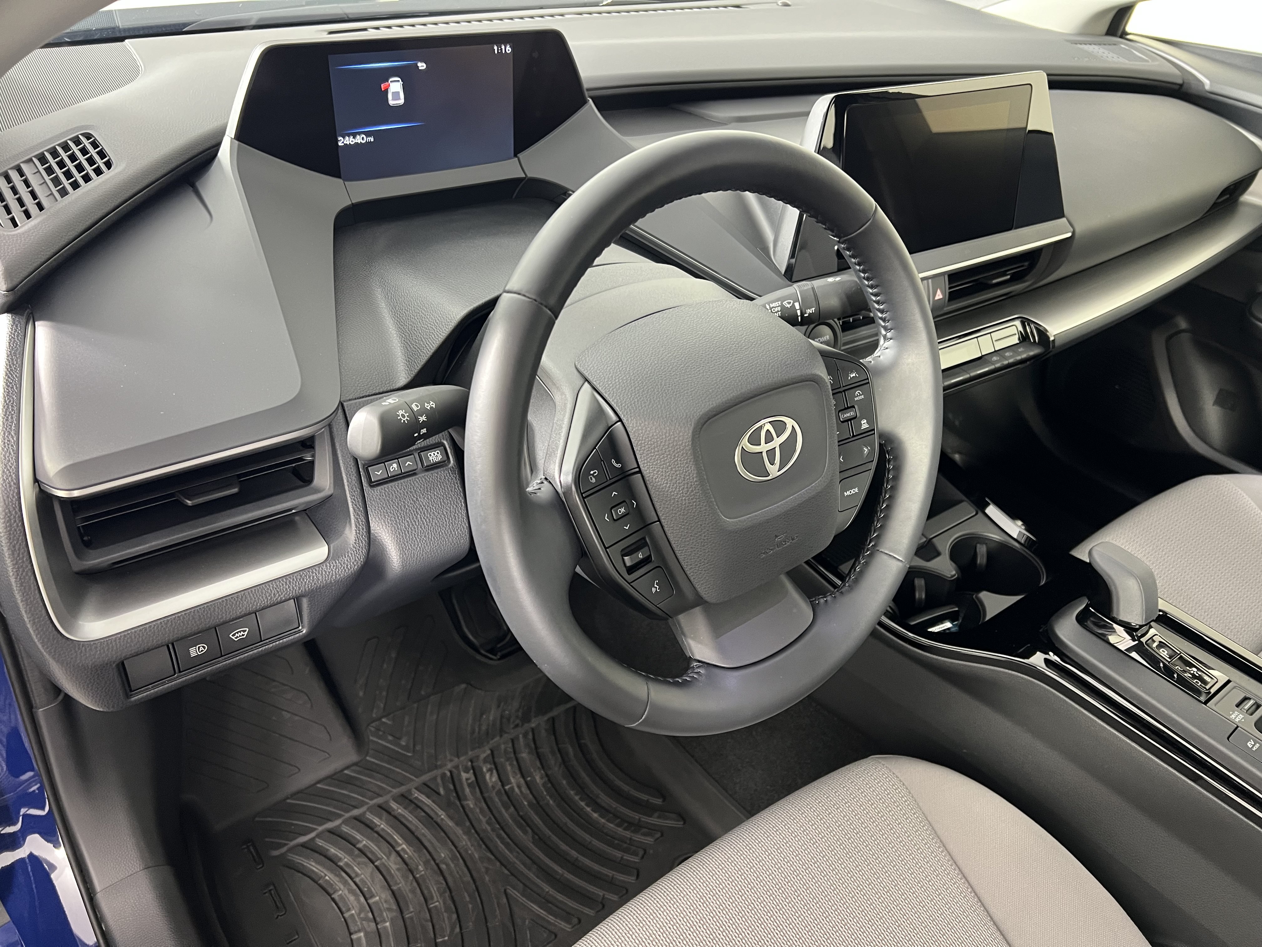 Used 2025 Toyota Prius LE AWD/4WD image 17