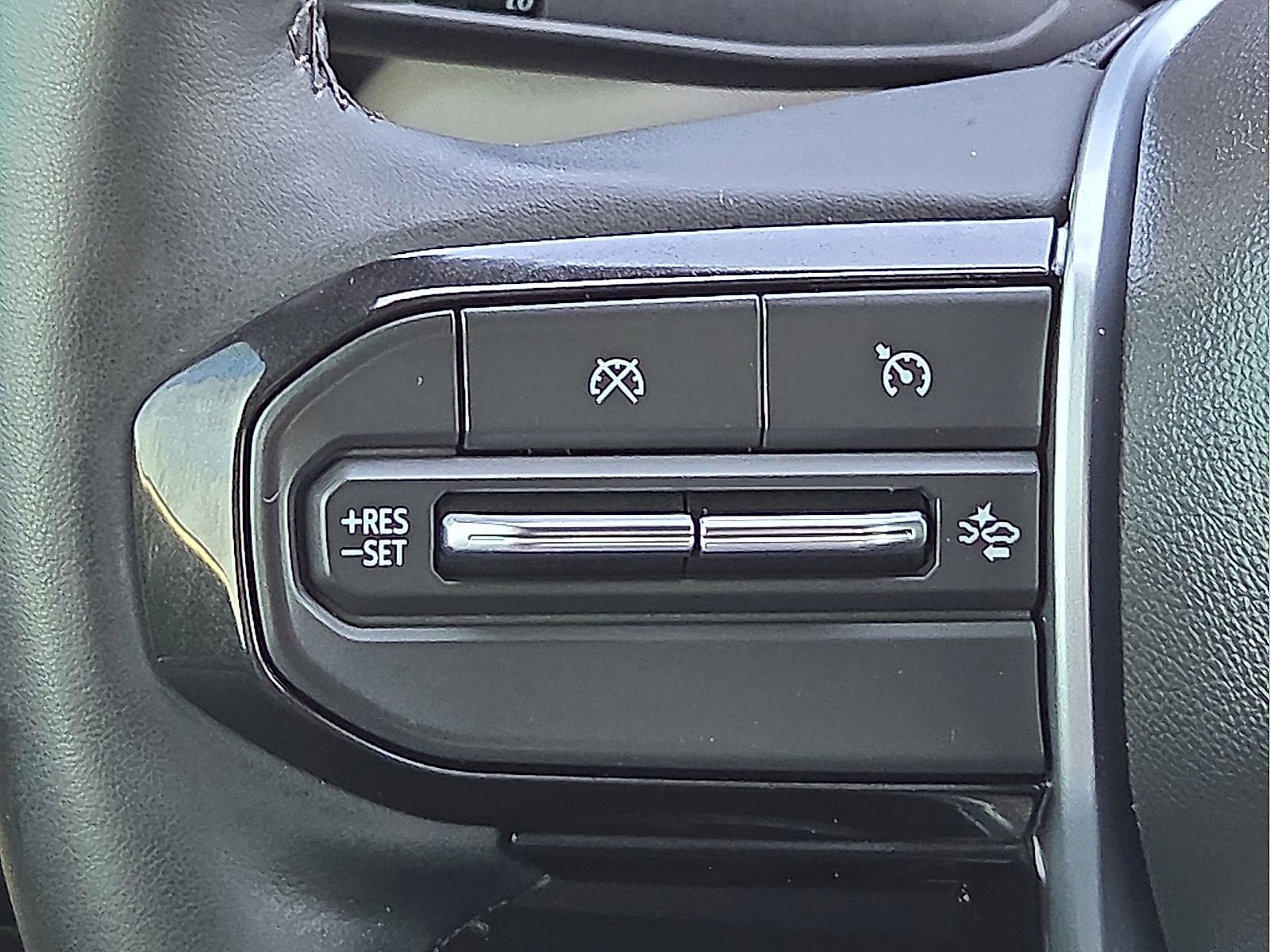 Used 2025 Chevrolet Colorado ZR2 w/ Technology Package AWD/4WD image 18