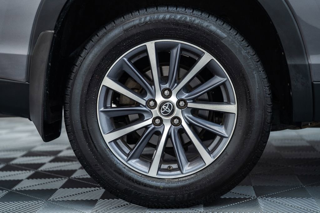 Used 2019 Toyota Highlander XLE AWD/4WD image 18