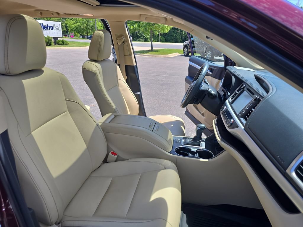 Certified 2019 Toyota Highlander XLE AWD/4WD image 12