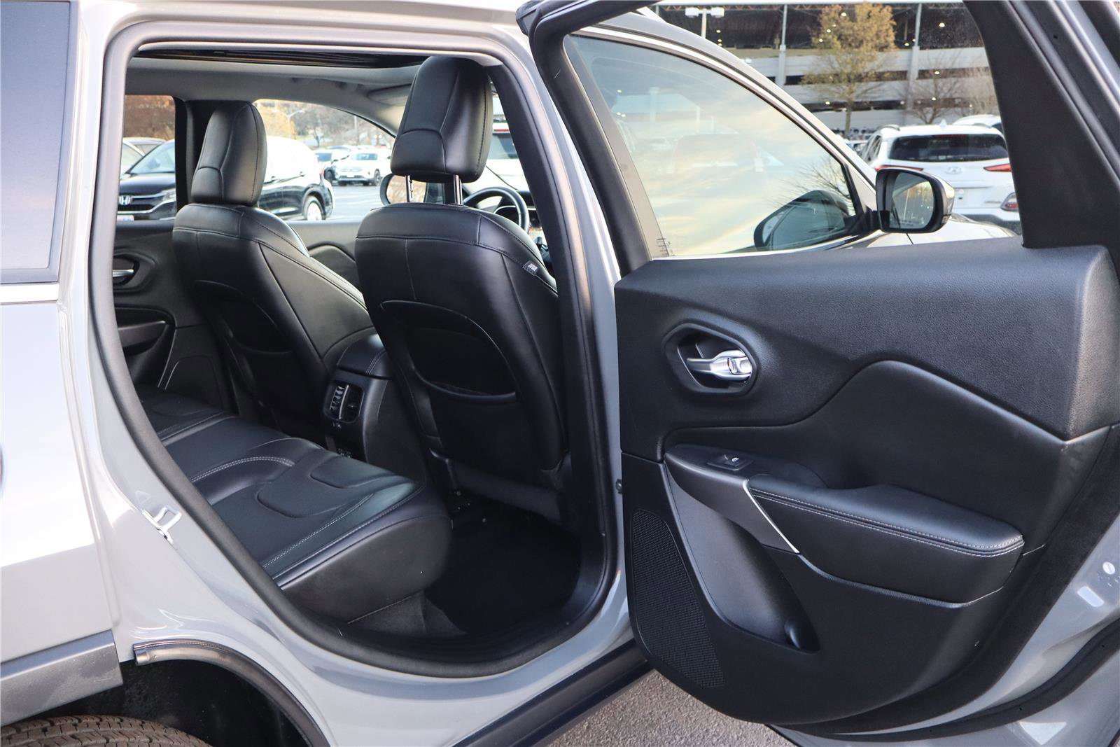 Used 2021 Jeep Cherokee Latitude Lux w/ Sun & Sound Group image 30