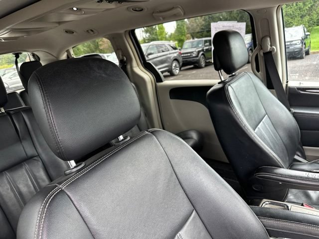 Used 2013 Chrysler Town & Country Touring FWD image 17