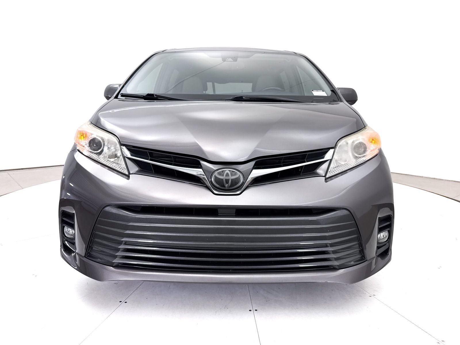 Used 2018 Toyota Sienna XLE w/ XLE Navigation Package FWD image 2