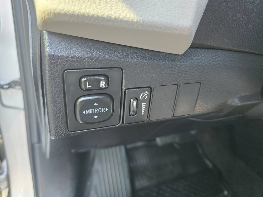 Used 2015 Toyota Corolla LE FWD image 17