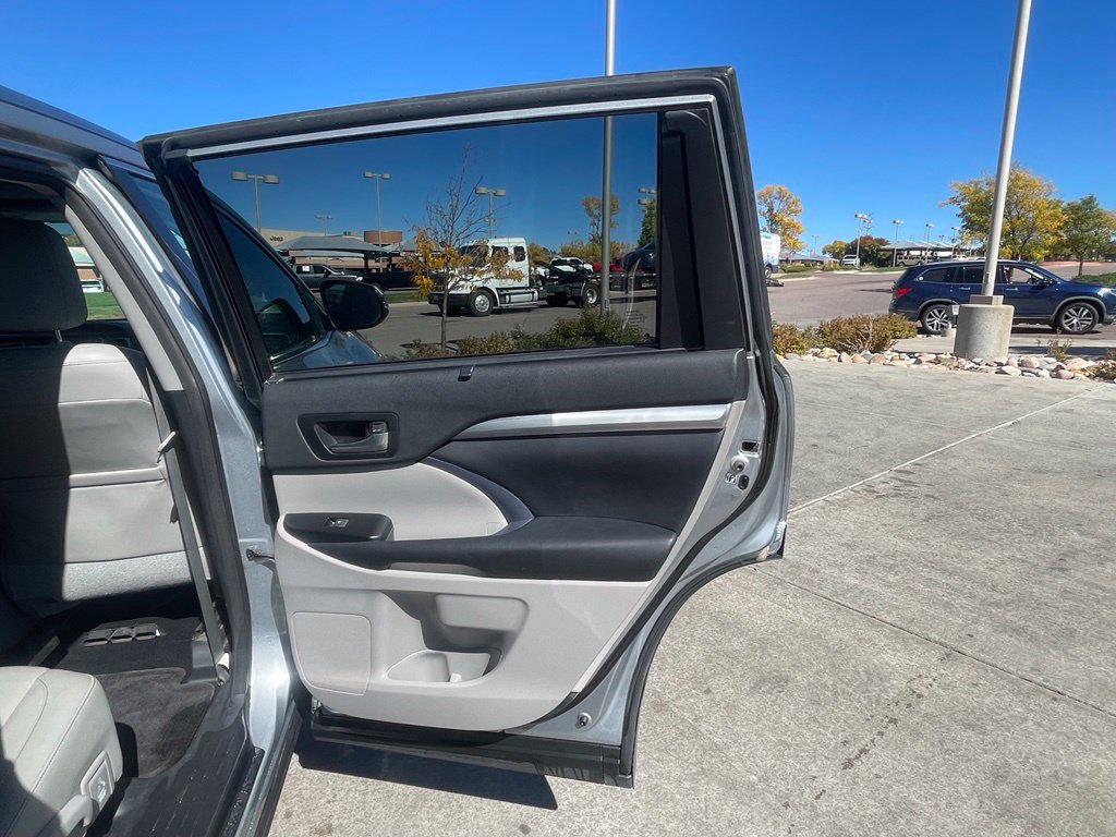 Used 2014 Toyota Highlander XLE AWD/4WD image 30