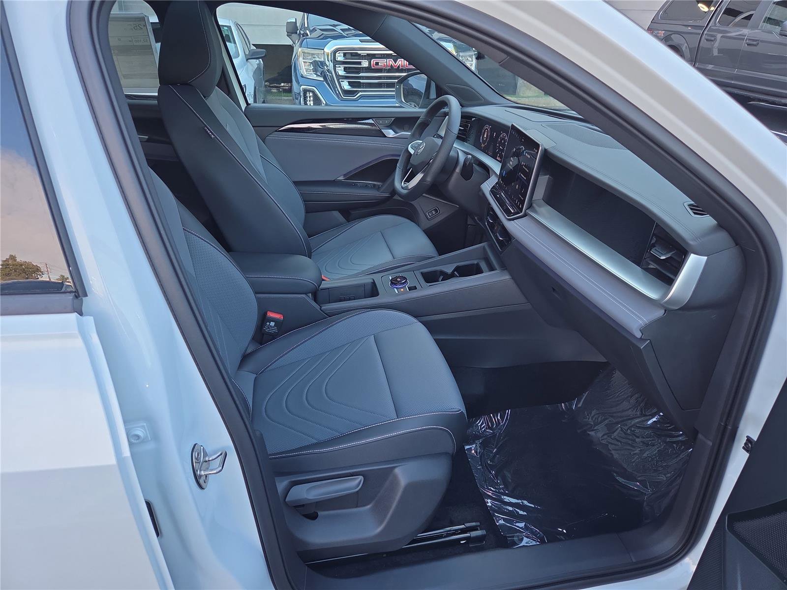 New 2025 Volkswagen Tiguan SE R-Line image 25