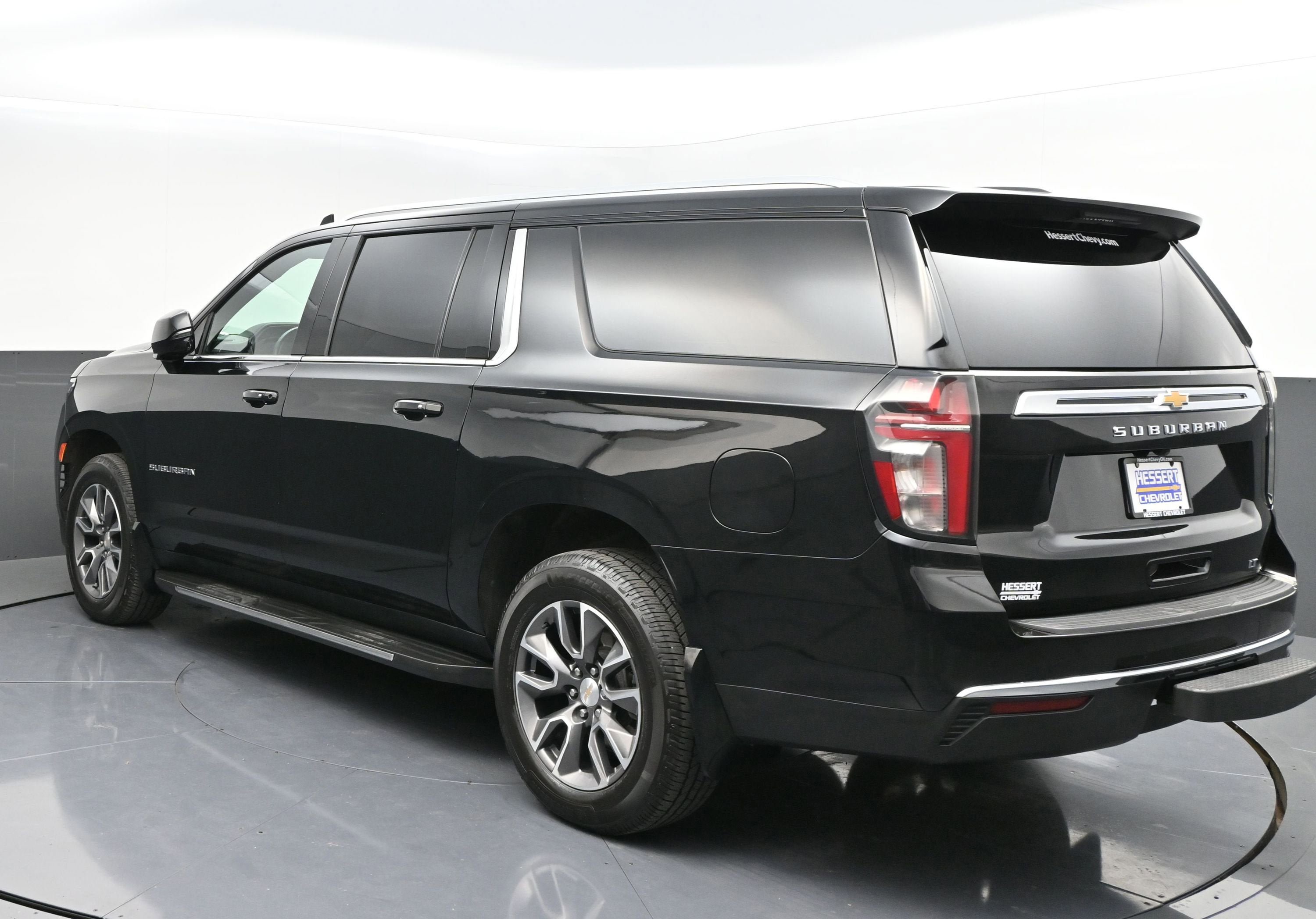 Used 2023 Chevrolet Suburban LT w/ Luxury Package AWD/4WD image 5