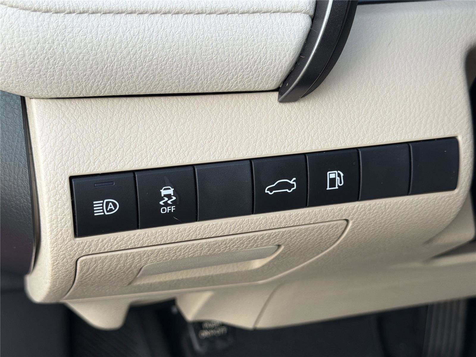 Used 2018 Toyota Camry LE FWD image 30
