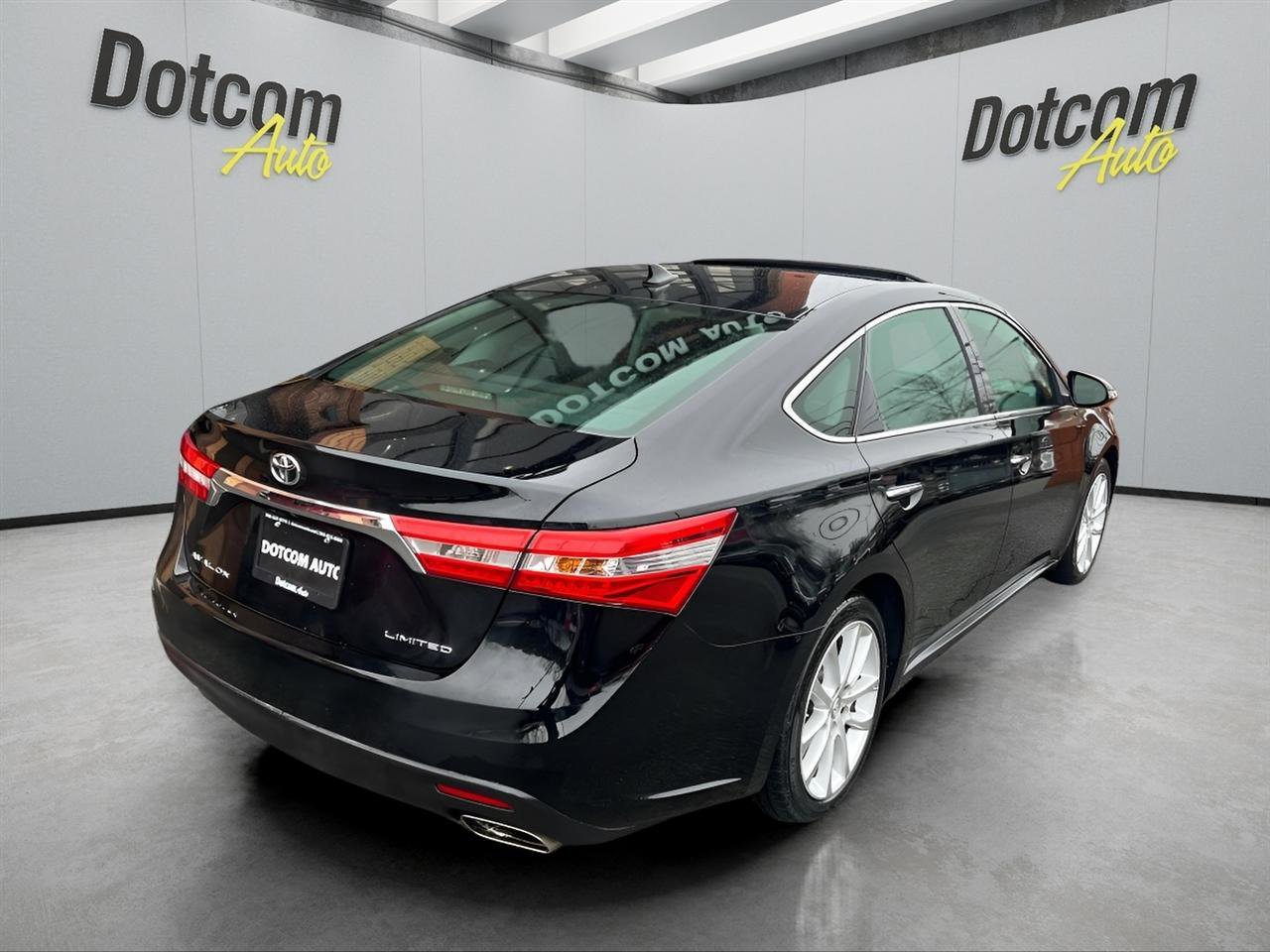 Used 2013 Toyota Avalon Limited w/ Technology Pkg FWD image 10