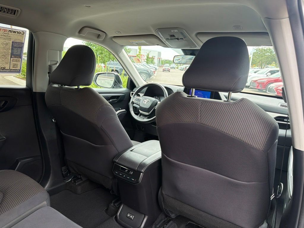 Used 2024 Toyota Highlander LE AWD/4WD image 14