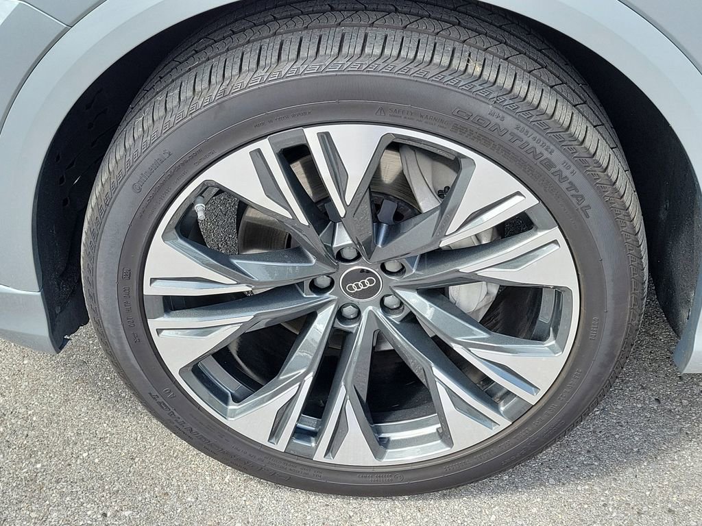 Used 2024 Audi Q8 Premium image 12