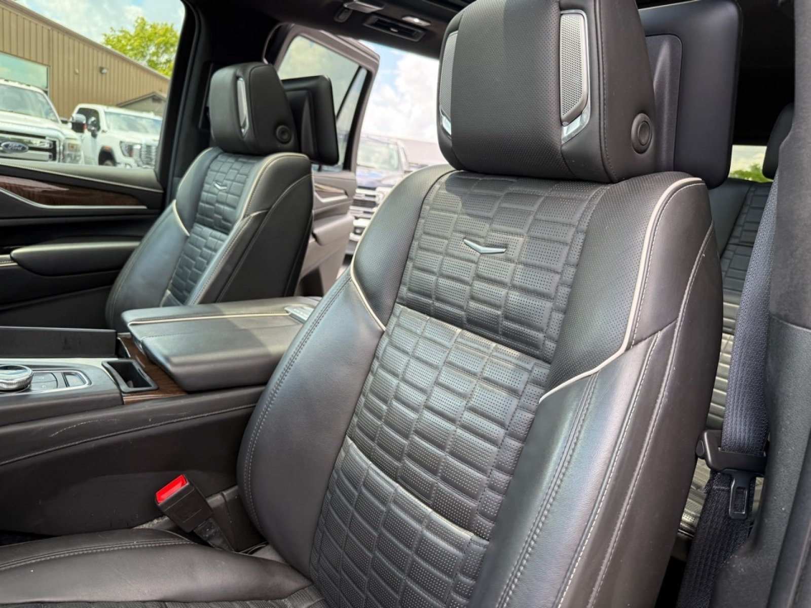 Used 2022 Cadillac Escalade Sport Platinum w/ LPO, ONYX Package AWD/4WD image 30