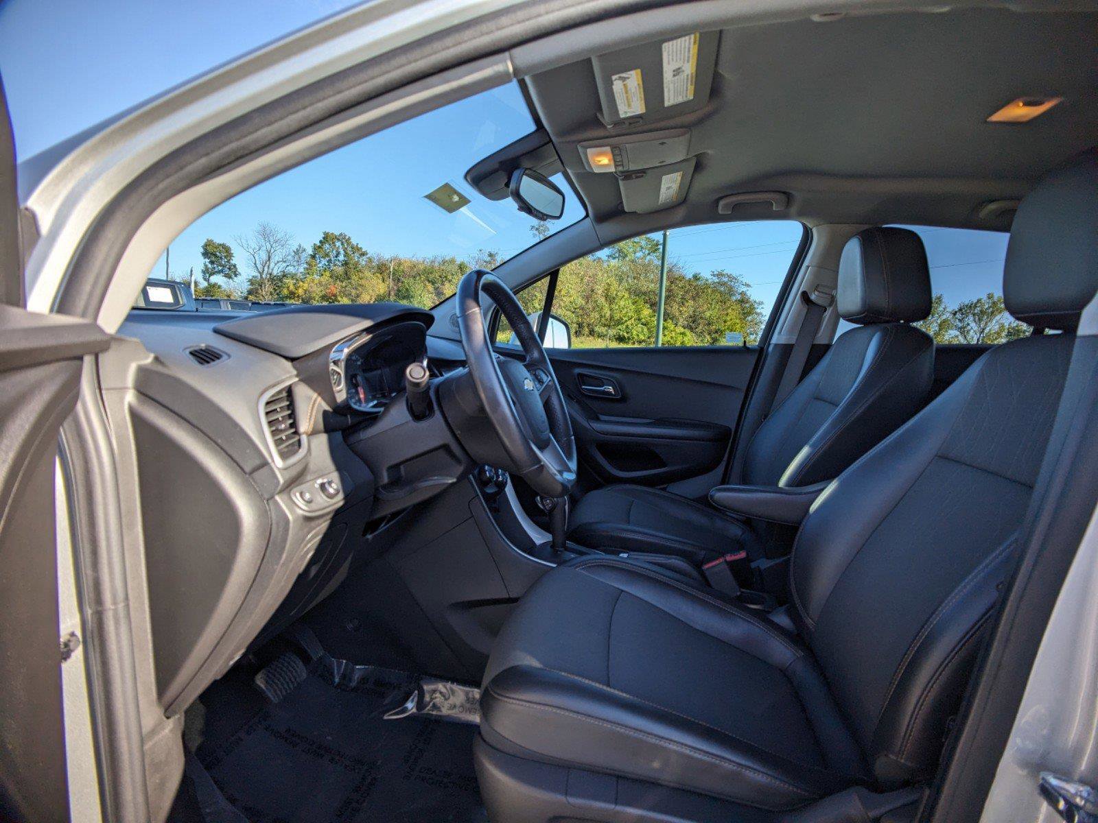 Used 2022 Chevrolet Trax LT w/ LT Convenience Package image 15