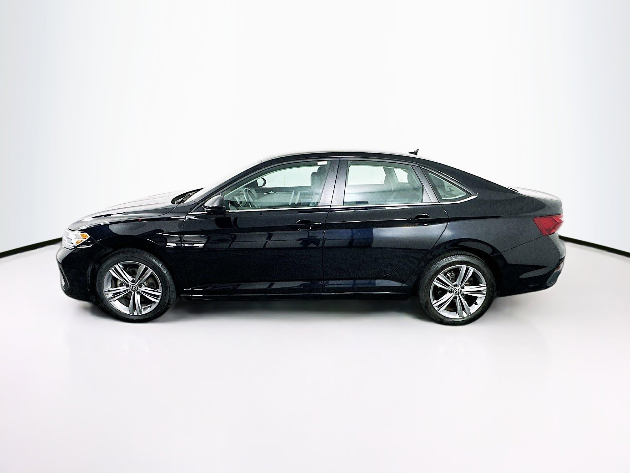 Used 2024 Volkswagen Jetta SE image 4