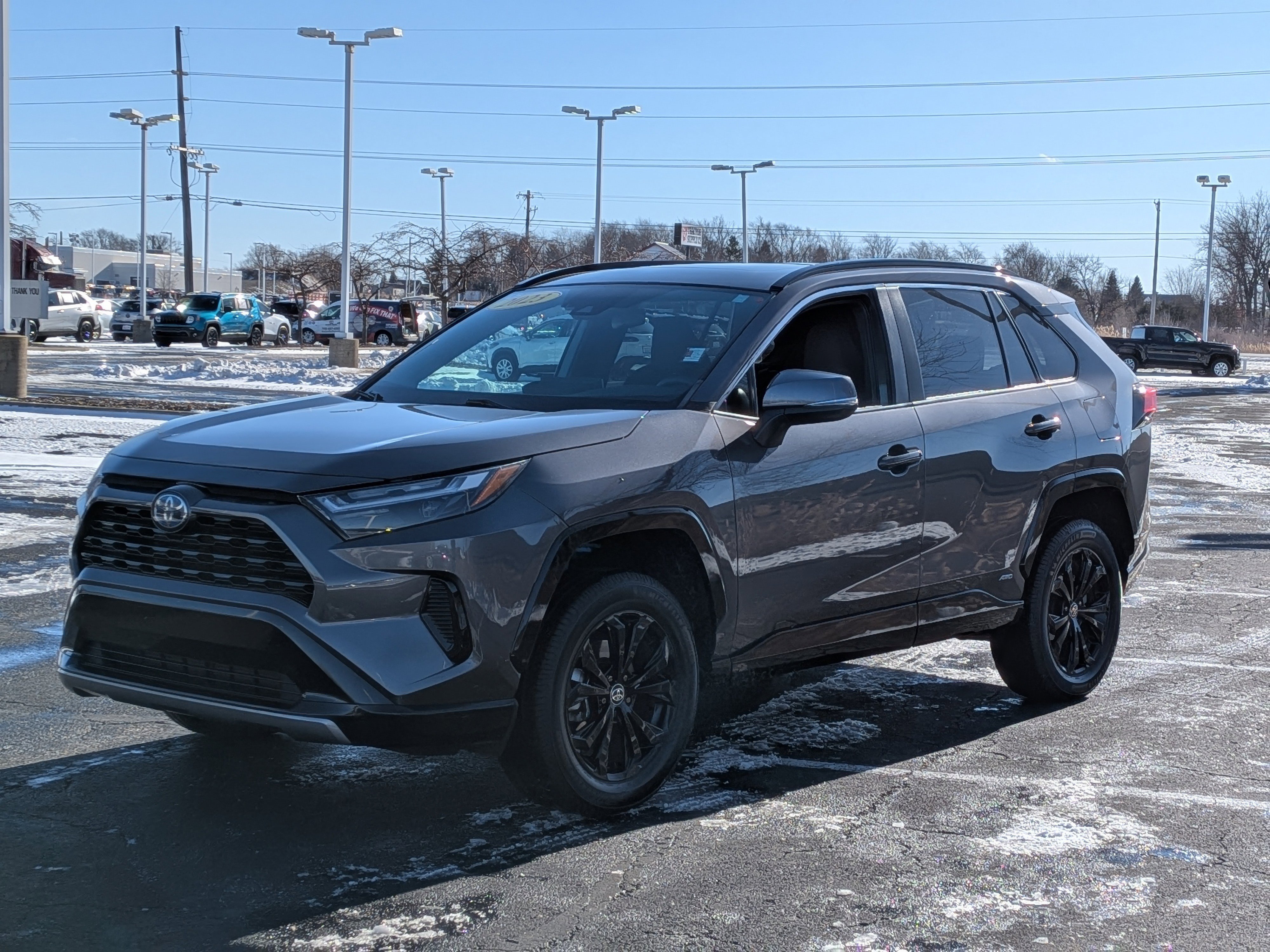 Used 2023 Toyota RAV4 SE image 4